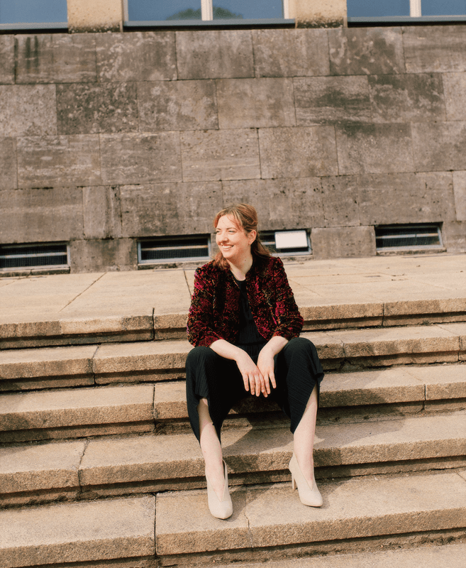 Portrait von Anne Heßling auf Treppenstufen